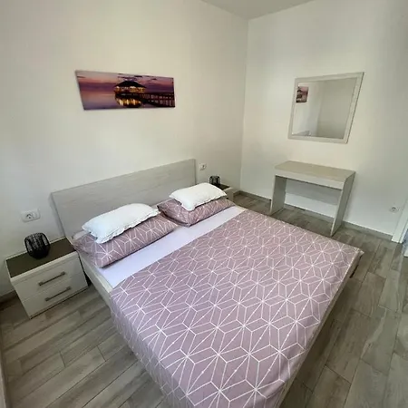 Apartman Nova With Pool Makarska